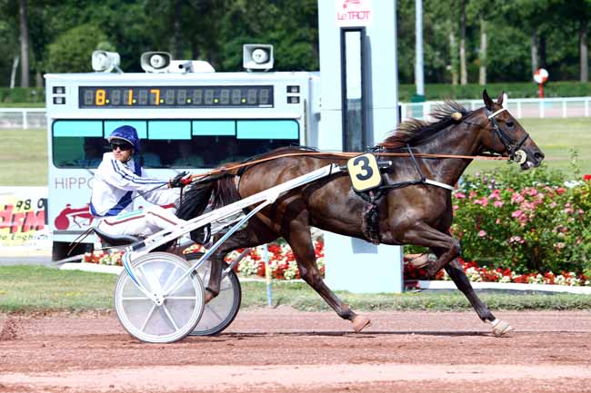 Photo d'arrivée de la course pmu PRIX DE LA GOUTTE D'OR à ENGHIEN le Dimanche 30 juillet 2017
