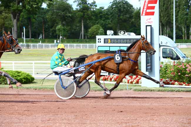 Photo d'arrivée de la course pmu PRIX DE CLICHY à ENGHIEN le Dimanche 30 juillet 2017