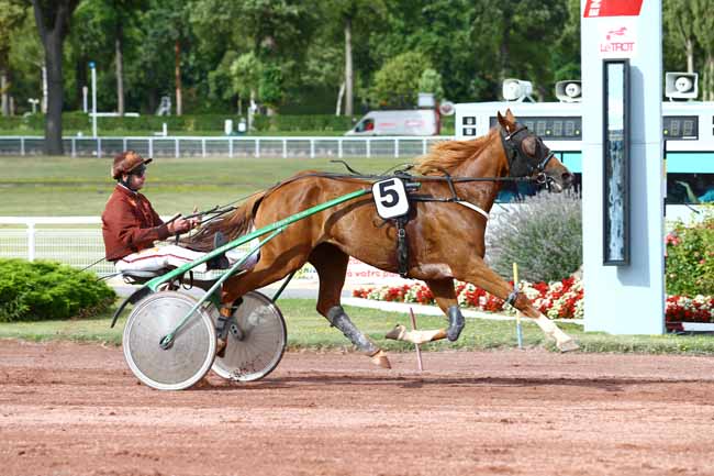 Photo d'arrivée de la course pmu PRIX DES HALLES à ENGHIEN le Dimanche 30 juillet 2017