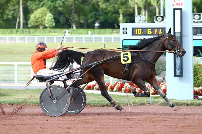Photo d'arrivée de la course pmu PRIX DE LA PORTE POUCHET à ENGHIEN le Dimanche 30 juillet 2017
