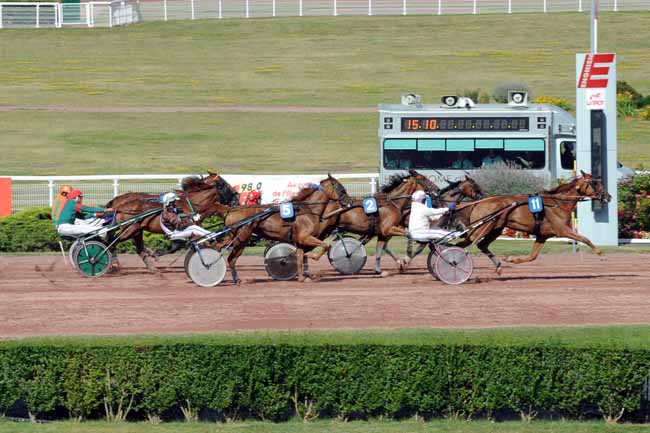 Photo d'arrivée de la course pmu PRIX DU PRE SAINT-GERVAIS à ENGHIEN le Mercredi 2 août 2017