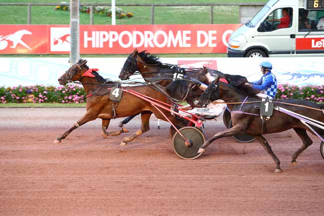 Photo d'arrivée de la course pmu PRIX CONSEIL DEPARTEMENTAL DU CALVADOS à CABOURG le Vendredi 4 août 2017