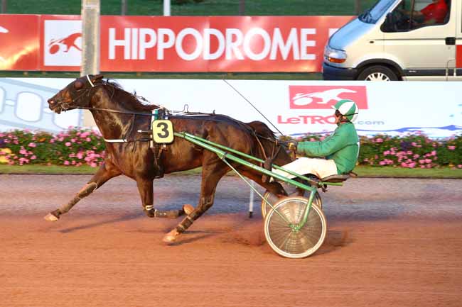 Photo d'arrivée de la course pmu PRIX DES TOURNESOLS à CABOURG le Vendredi 4 août 2017