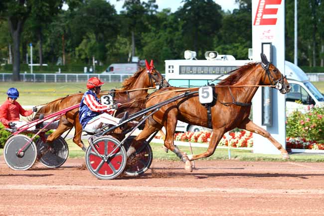 Photo d'arrivée de la course pmu PRIX DE LA PORTE DES LILAS à ENGHIEN le Dimanche 6 août 2017