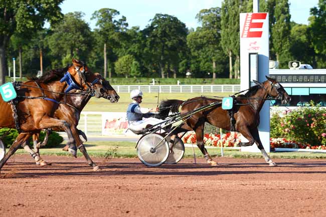 Photo d'arrivée de la course pmu PRIX DE LA PORTE CHAUMONT à ENGHIEN le Dimanche 6 août 2017