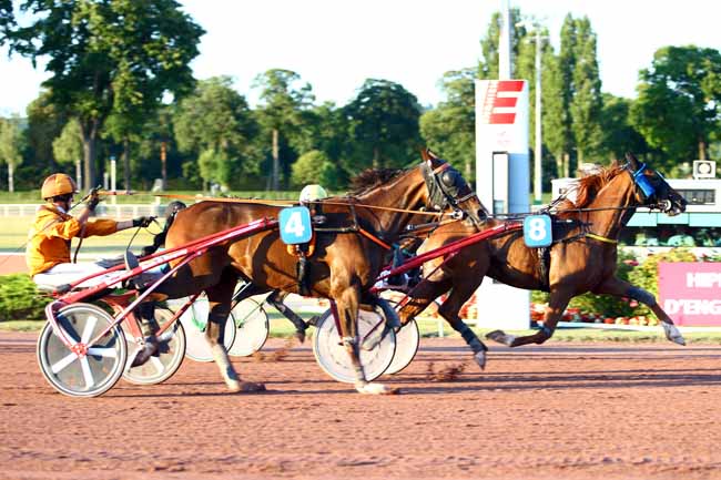 Photo d'arrivée de la course pmu PRIX DE LA PORTE DOREE à ENGHIEN le Dimanche 6 août 2017