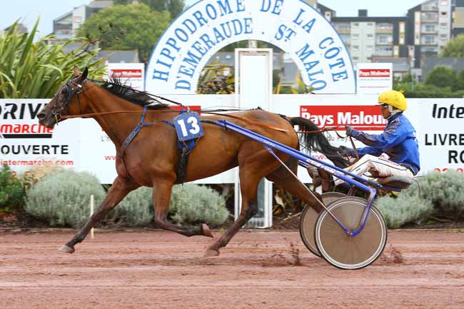 Photo d'arrivée de la course pmu PRIX DU PRESIDENT MAURICE DE FOLLEVILLE à SAINT MALO le Mercredi 9 août 2017