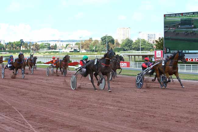 Photo d'arrivée de la course pmu PRIX DE LA CONCORDE à ENGHIEN le Jeudi 10 août 2017
