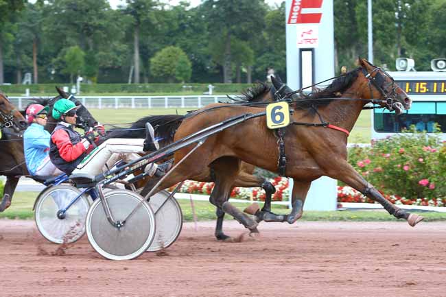 Photo d'arrivée de la course pmu PRIX DE LA HAUTE-SAONE à ENGHIEN le Jeudi 10 août 2017