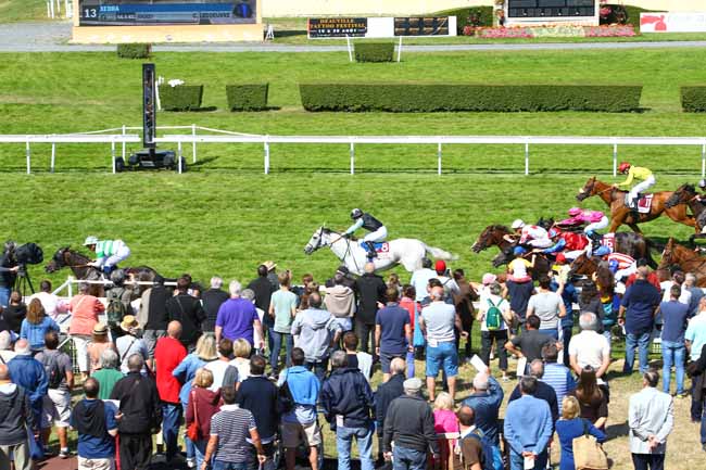 Photo d'arrivée de la course pmu PRIX DE BENEAUVILLE à CLAIREFONTAINE le Vendredi 11 août 2017