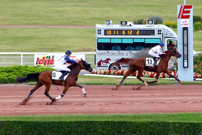 Photo d'arrivée de la course pmu PRIX DE FRONSAC à ENGHIEN le Samedi 12 août 2017