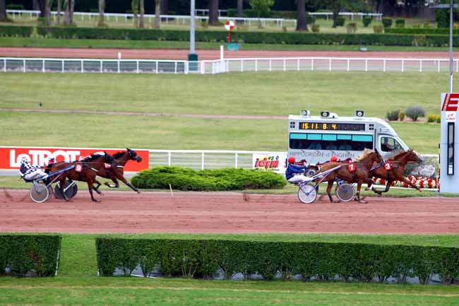 Photo d'arrivée de la course pmu PRIX DE LA PORTE DE VITRY à ENGHIEN le Samedi 12 août 2017