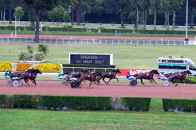 Photo d'arrivée de la course pmu PRIX DE L'ODEON à ENGHIEN le Samedi 12 août 2017