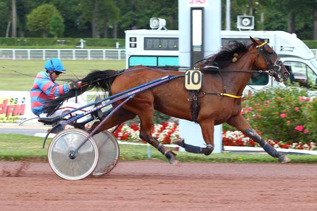 Photo d'arrivée de la course pmu PRIX DE LA COTE D'OR à ENGHIEN le Dimanche 13 août 2017