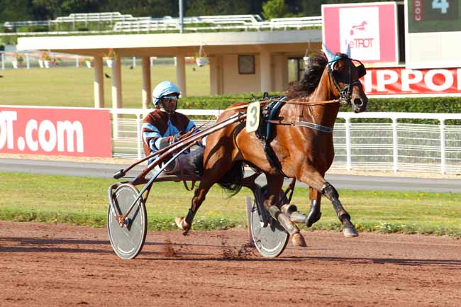 Photo d'arrivée de la course pmu PRIX DES TUILERIES à ENGHIEN le Dimanche 13 août 2017