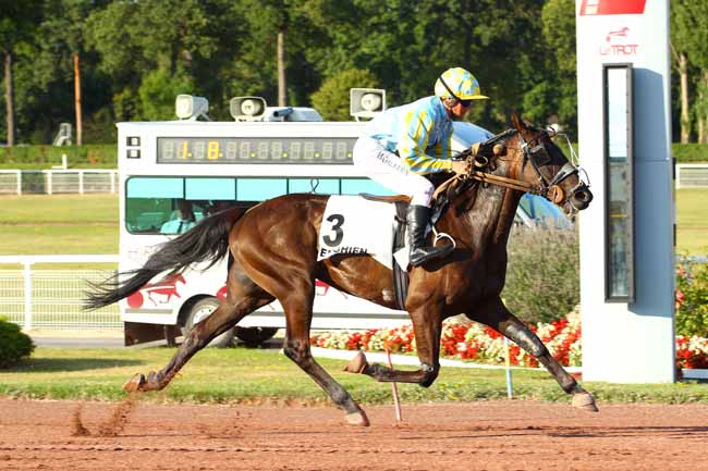 Photo d'arrivée de la course pmu PRIX DE LA PLACE DE VALOIS à ENGHIEN le Dimanche 13 août 2017