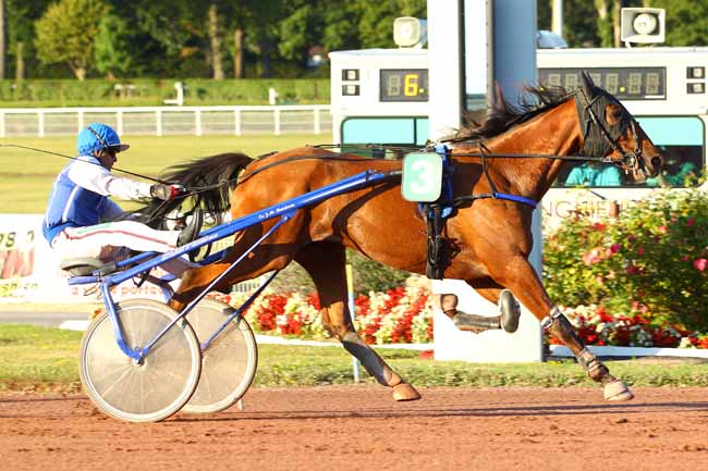 Photo d'arrivée de la course pmu PRIX DE LA PORTE D'ASNIERES à ENGHIEN le Dimanche 13 août 2017