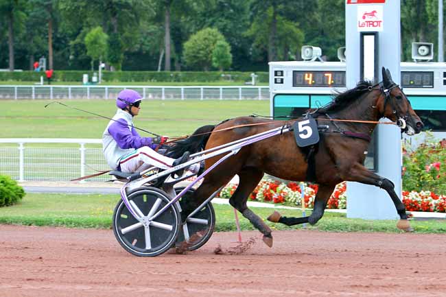 Photo d'arrivée de la course pmu PRIX DE LA PORTE DE MONTREUIL à ENGHIEN le Jeudi 17 août 2017