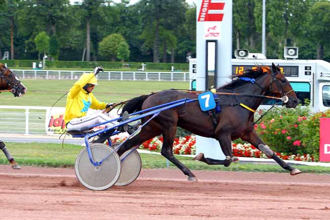 Photo d'arrivée de la course pmu PRIX DE LA PORTE DE PASSY à ENGHIEN le Jeudi 17 août 2017