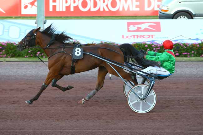 Photo d'arrivée de la course pmu PRIX DE DOZULE à CABOURG le Vendredi 18 août 2017