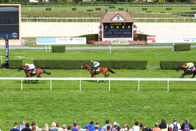 Photo d'arrivée de la course pmu VILLE DE TOURGEVILLE à CLAIREFONTAINE le Jeudi 24 août 2017
