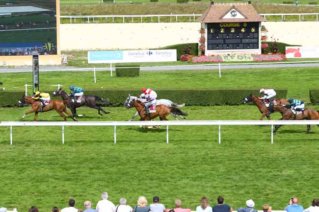 Photo d'arrivée de la course pmu GRAND STEEPLE-CHASE DE LA VILLE DE DEAUVILLE à CLAIREFONTAINE le Jeudi 24 août 2017