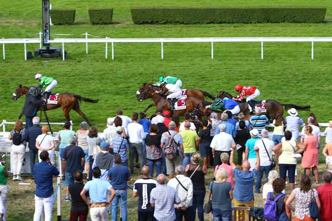 Photo d'arrivée de la course pmu PRIX DU GRAND JARDIN à CLAIREFONTAINE le Jeudi 24 août 2017