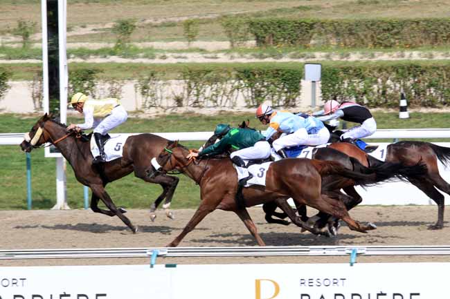 Photo d'arrivée de la course pmu PRIX CASINO BARRIERE TROUVILLE à DEAUVILLE le Dimanche 27 août 2017