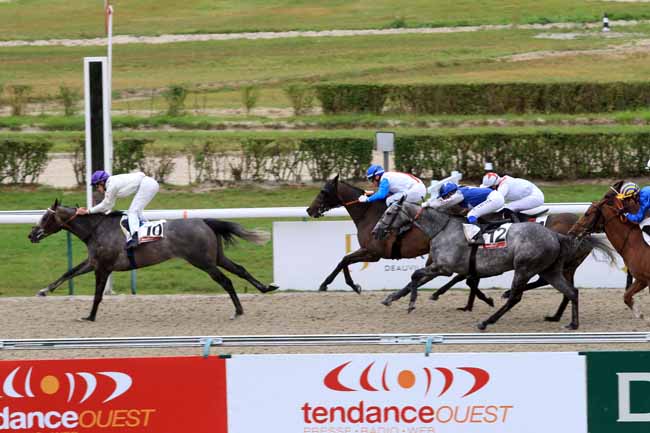 Photo d'arrivée de la course pmu PRIX DES FRESNEAUX à DEAUVILLE le Mercredi 30 août 2017