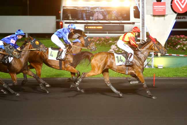 Photo d'arrivée de la course pmu PRIX AGRIPPA à PARIS-VINCENNES le Mardi 12 septembre 2017