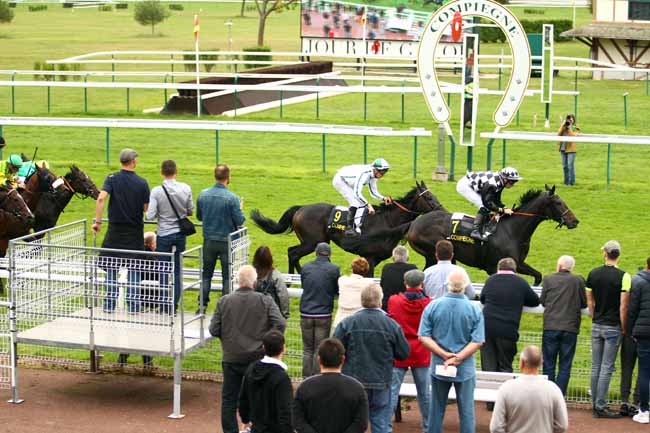 Photo d'arrivée de la course pmu PRIX DE JONQUIERES à COMPIEGNE le Jeudi 28 septembre 2017