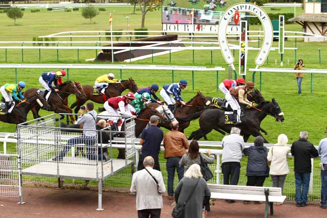 Photo d'arrivée de la course pmu PRIX CARREFOUR DU ROND CAPITAINE à COMPIEGNE le Jeudi 28 septembre 2017