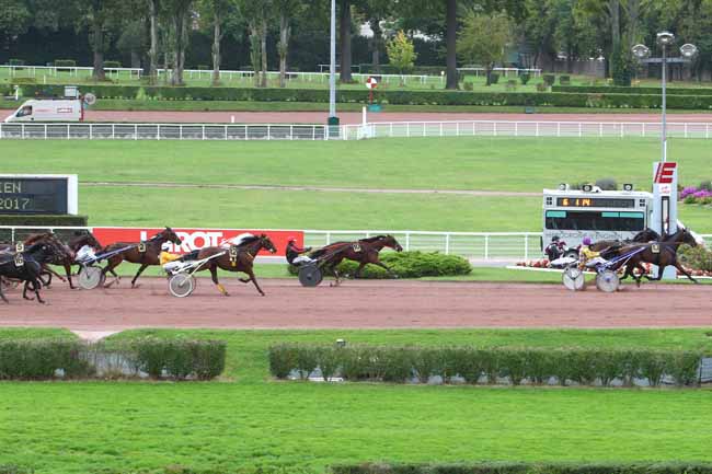 Photo d'arrivée de la course pmu PRIX DE SAINT-CHAMOND à ENGHIEN le Lundi 2 octobre 2017