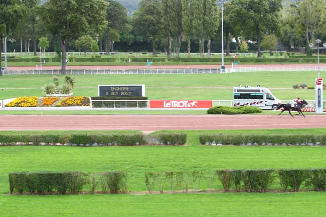 Photo d'arrivée de la course pmu PRIX DE LA PLACE BEAUVAU à ENGHIEN le Lundi 2 octobre 2017