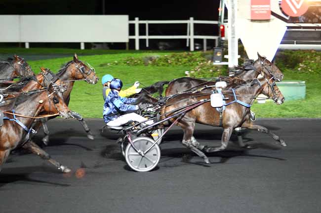 Photo d'arrivée de la course pmu PRIX CHARLEY MILLS à PARIS-VINCENNES le Vendredi 6 octobre 2017