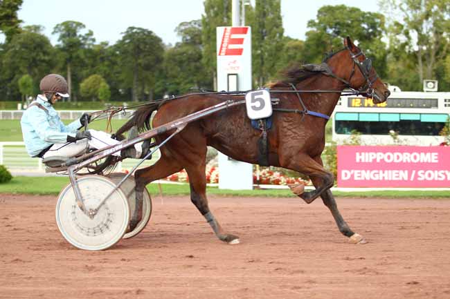Photo d'arrivée de la course pmu PRIX DES BUTTES CHAUMONT à ENGHIEN le Lundi 9 octobre 2017