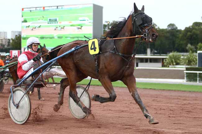 Photo d'arrivée de la course pmu PRIX DE NEUILLY-EN-THELLE à ENGHIEN le Lundi 9 octobre 2017