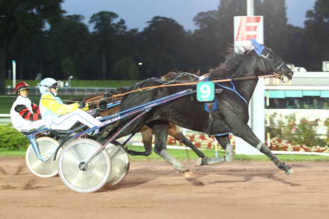 Photo d'arrivée de la course pmu PRIX DE LA PORTE DE CHAMPERRET à ENGHIEN le Lundi 9 octobre 2017