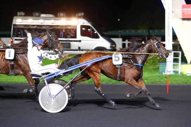 Photo d'arrivée de la course pmu PRIX DAPHNE (GR B) à PARIS-VINCENNES le Mardi 10 octobre 2017
