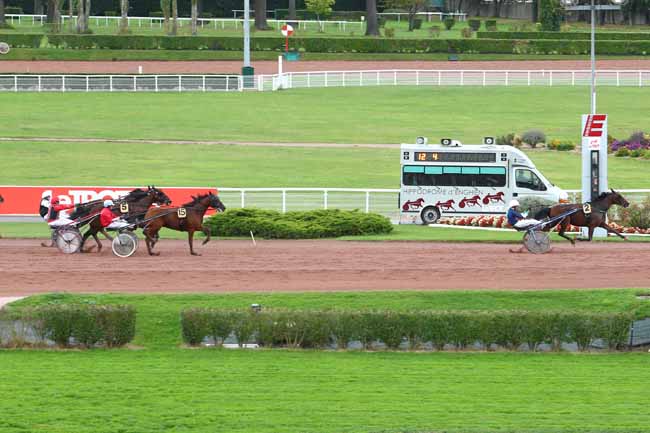 Photo d'arrivée de la course pmu PRIX DU PONT DES ARTS à ENGHIEN le Mercredi 11 octobre 2017