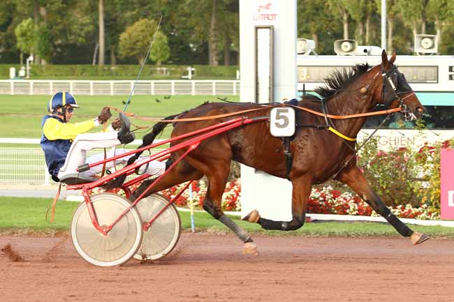 Photo d'arrivée de la course pmu PRIX DE PASSY (GR B) à ENGHIEN le Jeudi 12 octobre 2017