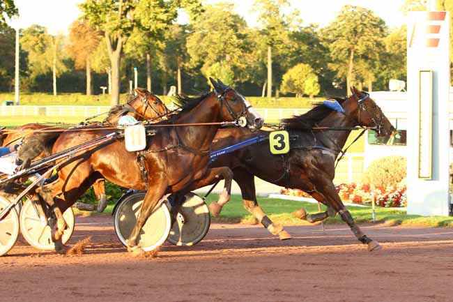 Photo d'arrivée de la course pmu PRIX DE LA PORTE DE LA CHAPELLE à ENGHIEN le Jeudi 12 octobre 2017
