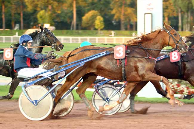Photo d'arrivée de la course pmu PRIX DE PONT SAINT-MARTIN à ENGHIEN le Jeudi 12 octobre 2017