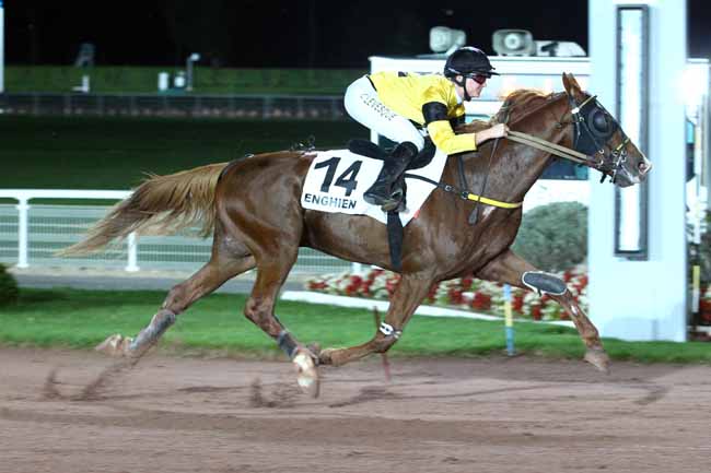 Photo d'arrivée de la course pmu PRIX DE LA PORTE SAINT-DENIS à ENGHIEN le Jeudi 12 octobre 2017
