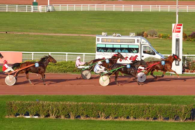 Photo d'arrivée de la course pmu PRIX ARMAND DE BELLAIGUE à ENGHIEN le Lundi 16 octobre 2017