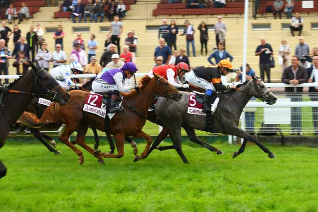 Photo d'arrivée de la course pmu PRIX DE LA CROIX FEREY à CLAIREFONTAINE le Lundi 16 octobre 2017