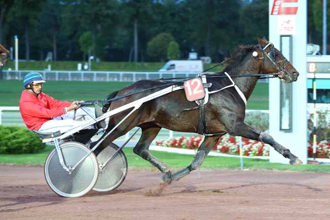 Photo d'arrivée de la course pmu PRIX DE LA PORTE DE LA VILLETTE à ENGHIEN le Jeudi 19 octobre 2017