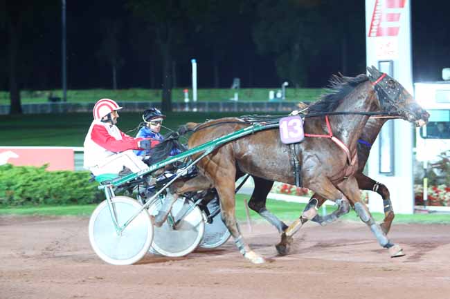 Photo d'arrivée de la course pmu PRIX DE LA PORTE DE GENTILLY à ENGHIEN le Jeudi 19 octobre 2017