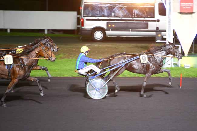 Photo d'arrivée de la course pmu PRIX TIMOCHARIS à PARIS-VINCENNES le Mardi 24 octobre 2017