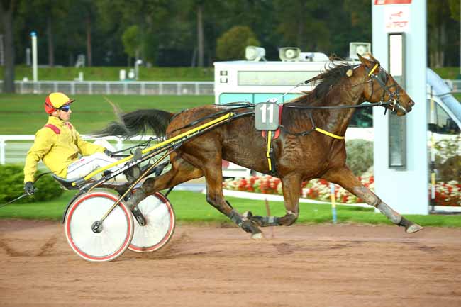 Photo d'arrivée de la course pmu PRIX DE L'AIGLE à ENGHIEN le Mercredi 25 octobre 2017